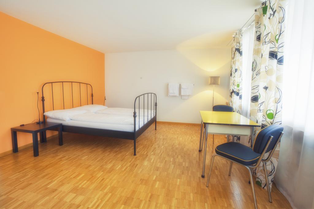 Chambre Double avec Balcon et Salle de Bains Commune
