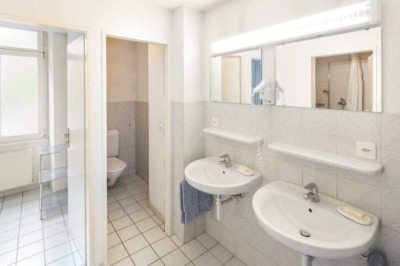 Chambre Simple avec Toilettes et Douche Communes